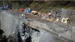 Este es el terrapln deteriorado que es preciso reparar antes que volver a abrir a la circulacin la va del tren entre Ourense y Monforte 