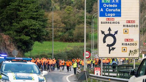 Trabajadores de Alcoa, durante la marcha que ha partido de Ribadeo (Lugo) y discurre por la carretera LU-642 para confluir en Vegadeo con los trabajadores que salen de Castropol (Asturias) en una nueva acci�n com�n como medida de protesta tras los anunciados cierres de las plantas de la multinacional del aluminio situadas en Avil�s y en A Coru�a.