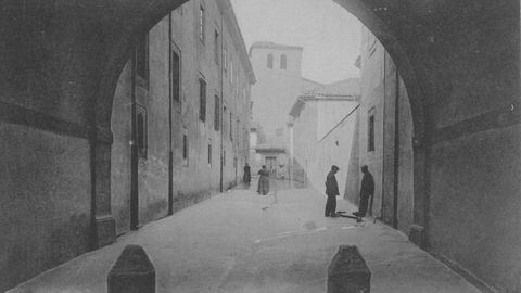 La calle Santa Barbara es una de las ms transitadas de Oviedo. Esta va da a parar a la Catedral