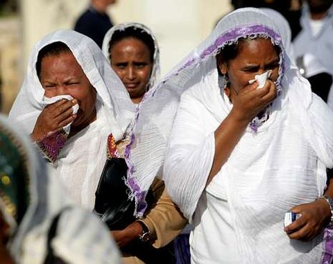 Mujeres de origen africano asisten al funeral en la localidad siciliana de Agrigento.