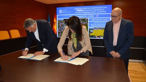 El alcalde de Sanxenxo, Telmo Mart�n, y la conselleira de Vivenda, Mar�a Mart�nez Allegue, firman el convenio que financia la compra de Xuncablanca
