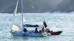 El velero fue remolcado a Malpica