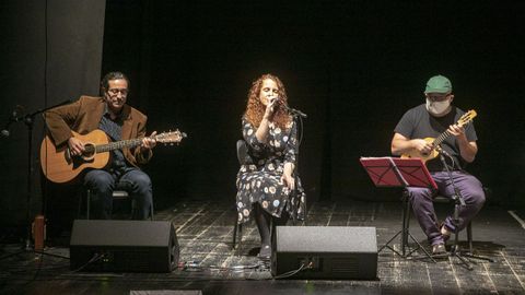 PRESENTACION DEL LIBRO IRMANDIAS, DE AURORA MARCO, EN RIANXO, EN EL ACTO MENSUAL DE BARBANTIA