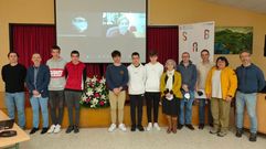 Docentes de las universidades de Santiago y A Coru�a y del IES Xelm�rez II, con el alumnado que present� los trabajos. Soledad Soengas sigui� la sesi�n telem�ticamente