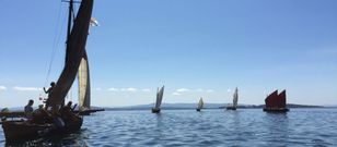 Las traves�as adornan con velas de todo tipo y colores las tranquilas aguas de la r�a de Arousa. 