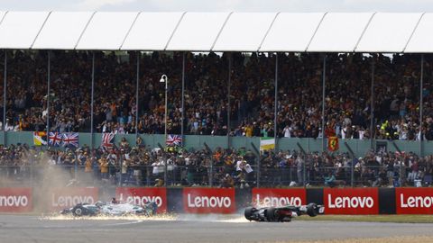 Escalofriante accidente en la primera curva del GP de Gran Breta�a de F�rmula 1 con cinco implicados