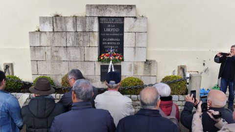 Ofrenda floral en el cementerio civil