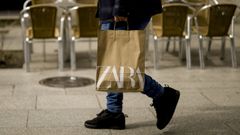 Imagen de archivo de un cliente con una bolsa de Zara. 