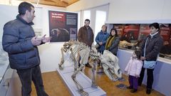 Visitantes en el museo de geolog�a y paleontolog�a de Quiroga