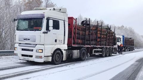 Un camin parado en el arcn del tramo del corredor de Chantada a Laln que pasa por el Alto do Faro