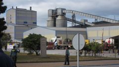 Alcoa cerrar� parcialmente las f�bricas de A Coru�a y de Avil�s en julio si no logra venderlas antes; en la foto, la de San Cibrao, que se salvar�a de esta quema