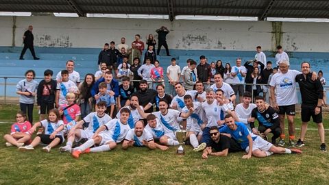 Los futbolistas marianos con su ttulo en el Torneo Delegacin.