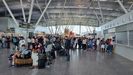 Colas en el aeropuerto de Santiago por el gran apagón