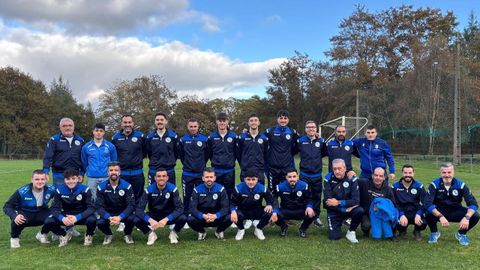 La plantlla mindoniense posa antes de un partido de la presente temporada.