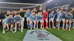 Los jugaores del Celta, celebrando el triunfo ante el PAOK ante la grada de animaci�n de Bala�dos.