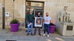 La Asociacin Meigas e Trasgos en la puerta del Concello de Sarria
