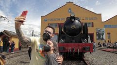 Una pareja de visitantes se hace un selfi junto a la Mikado