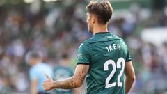 Gesto de aprobaci�n de Iker Losada durante un partido disputado en A Malata.