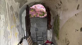 Los Bomberos de Ceuta han localizado un asentamiento utilizado por inmigrantes en una antigua galer�a militar subterr�nea que conecta la zona de la playa del Sarchal con el actual Campus Universitario de la Universidad de Granada (UGR), unas instalaciones que durante d�cadas albergaron un acuartelamiento militar