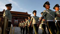 Soldados, durante la bajada de bandera en Tiananmen