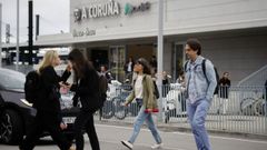 Personas en el entorno de la estaci�n provisional de tren de A Coru�a