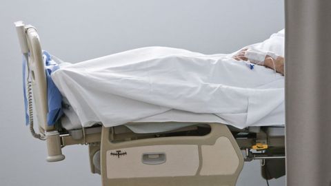 Imagen de archvio de un paciente en una camilla en el HULA.