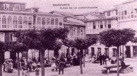 Foto antigua de la plaza de Espa�a, donde fue descubierta la estatua del abad yacente