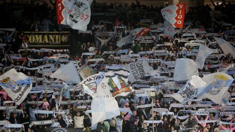 La afici�n aplaudi� el detalle del Celta de recordar a Robe Iniesta; en la imagen, la grada de animaci�n.