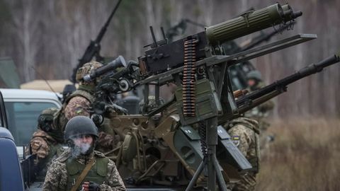 Soldados ucranianos, ante una defensa a&eacute;rea en medio del ataque ruso contra Ucrania, en la regi&oacute;n de Chernihiv.
