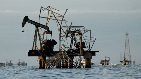 Un pozo de petr�leo abandonado en Maracaibo (Venezuela), tras dos d�cadas de falta de inversiones.