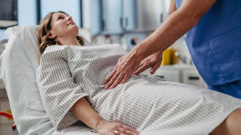 Imagen de archivo de una mujer en una consulta, siendo explorada por un m�dico.