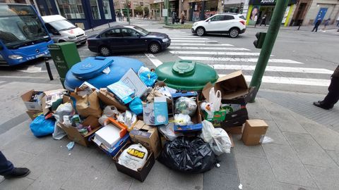 Basura en el cruce de la avenida de Oza y la ronda de Outeiro, en la zona de A Gaiteira, de A Coru�a