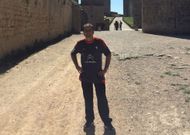 Gonzalo luce la camiseta de su querido Celta mientras visita la ciudad medieval de Carcasonne. 
