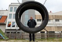 Fern�ndez recuerda que en el per�metro de plaza del Centenario hay un parque (en la imagen) con juegos para canes. 