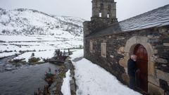 Don Jess abre a igrexa de Balouta en pleno temporal de neve