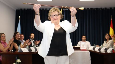 Teresa Villaverde, el día de su toma de posesión tras ser reelegida alcaldesa de Lousame en el 2023.