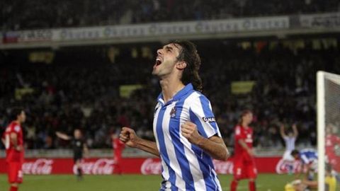 Carlos Martnez celebra un gol con la Real Sociedad