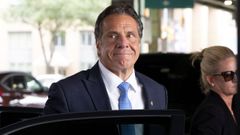 Cuomo llega para tomar su helic�ptero tras la comparecencia en la que anunci� su dimisi�n