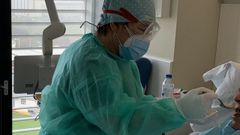 Personal de cuidados auxiliares de enfemer�a dando de comer a un paciente durante la pandemia del covid en el Hospital Universitario A Coru�a (Chuac)