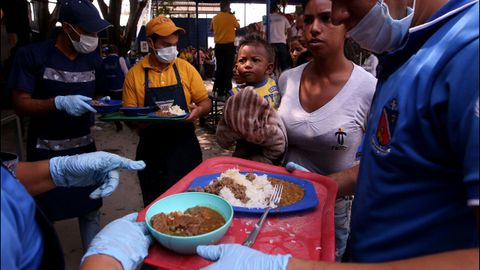 Ciudadanos venezolanos cruzan a diario la frontera entre su pas y Colombia para recibir una racin de comida en el comedor Divina Providencia de Cculta 