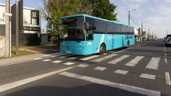 Paso de uno de los autobuses por una de las dos �reas de parada en el parque industrial de B�rtoa.