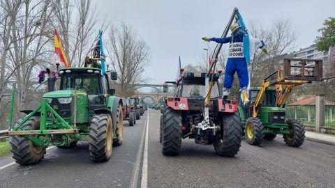 Los tractores ocupan la carretera, entre el r�o y el centro comercial