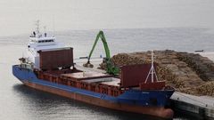 La madera representa el 12% del empleo industrial gallego. En la imagen, un buque carga troncos en el puerto exterior de Ferrol