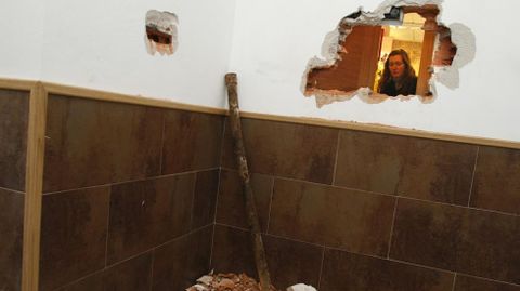 Los ladrones entraron en el estanco de Taboada despu�s de abrir un agujero en una pared