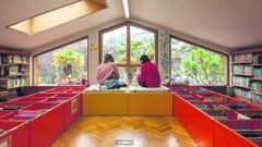 Dos j�venes en una de las bibliotecas de Oviedo. Foto: Tom�s Mugueta