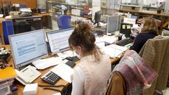 Trabajadoras en dependencias municipales del Concello, en foto de archivo.