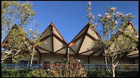 Transformacin del patio del colegio A Torre Cela, en Bueu,. Sustitucin de cubierta, de Fermn Gonzlez