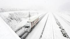 La autova A-6, cubierta de nieve a la altura de la salida de O Corgo