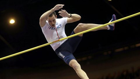 Lavillenie, récord mundial de pértiga, durante el Europeo de Praga.