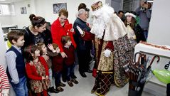 Los Reyes Magos de Oriente recibieron a los ni�os en la delegaci�n de La Voz de Galicia